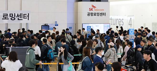 징검다리 연휴가 시작된 1일 인천국제공항 제1여객터미널 SK텔레콤 로밍센터에서 여행객들이 유심을 교체하기 위해 대기하고 있다.  뉴스1