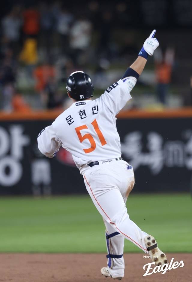 한화 문현빈이 4월 30일 대전 LG전에서 홈런을 친 뒤 기뻐하고 있다. 사진=한화 제공