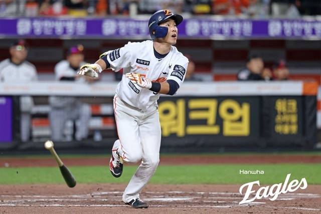 한화 황영묵이 4월 30일 대전 LG전에서 홈런을 치고 있다. 사진=한화 제공