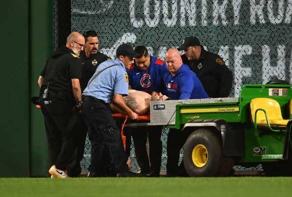 관중석에서 떨어진 팬이 이송되고 있다. 사진= Getty Images/AFP= 연합뉴스 제공