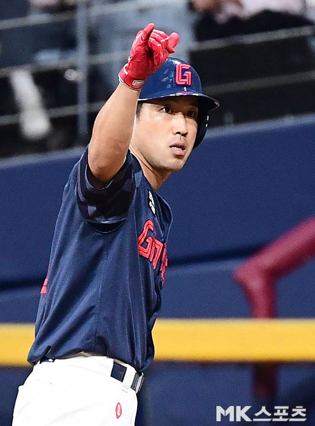 전준우가 1일 고척 키움전에서 적시타를 친 뒤 기뻐하고 있다. 사진(고척 서울)=김영구 기자