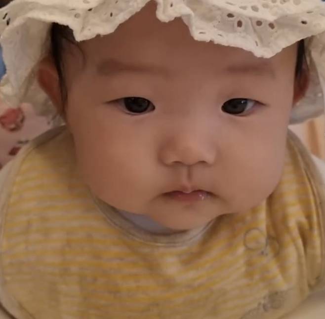 서우는 노란 줄무늬 턱받이까지 정석 코디를 갖췄다.사진=이정현 SNS