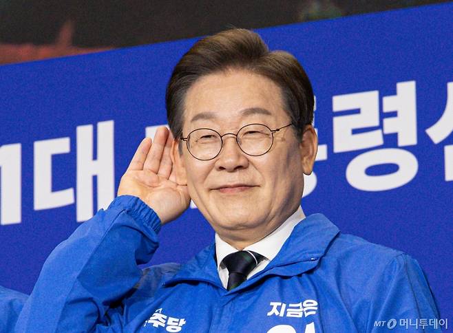 (서울=뉴스1) 이재명 기자 = 이재명 더불어민주당 대선 후보가 30일 오후 서울 여의도 국회 의원회관에서 열린 제21대 대통령선거 중앙선거대책위원회 출범식에서 국민 말씀에 경청하겠다며 경청노트를 들고 귀에 손을 댄채 기념 촬영하고 있다. 2025.4.30/뉴스1 Copyright (C) 뉴스1. All rights reserved. 무단 전재 및 재배포, AI학습 이용 금지. /사진=(서울=뉴스1) 이재명 기자