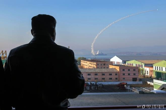 북한 노동신문은 30일 미사일총국과 국방과학원, 탐지전자전총국이 구축함 '최현'호에 탑재된 무장 체계들의 성능 및 전투 적용성 시험에 착수했다고 보도했다. 이들은 순항미사일 시험발사 등 구축함의 첫 무기체계 시험을 지난 28일~29일에 진행했다고 전했다. / 사진=뉴스1