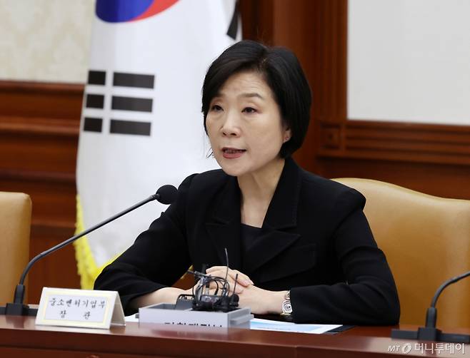 오영주 중소벤처기업부 장관이 1일 오전 서울 종로구 정부서울청사에서 열린 경제관계장관회의 겸 산업경쟁력강화 관계장관회의에서 발언하고 있다./사진=뉴시스 .