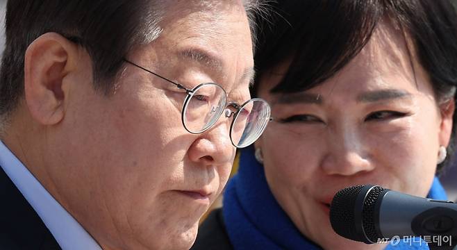 [서울=뉴시스] 추상철 기자 = 이재명 더불어민주당 대표가 31일 오전 서울 종로구 광화문 앞 더불어민주당 천막당사에서 열린 최고위원회의에서 전현희 최고위원가 대화하고 있다. 2025.03.31. scchoo@newsis.com /사진=추상철