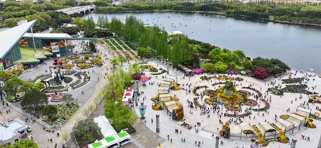 27일 경기 고양 일산호수공원에서 열린 2025 고양국제꽃박람회 모습./사진=뉴시스