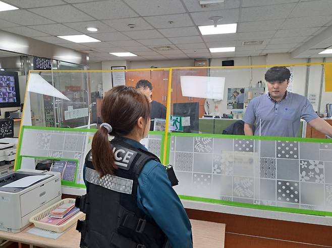 강남경찰서 소속 경찰관들이 강남역 일대에서 분양홍보 호객행위 실태파악에 나선 모습./사진제공=강남경찰서.