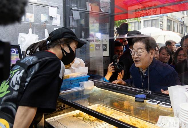 (포천=뉴스1) 이재명 기자 = 이재명 더불어민주당 대통령 후보가 1일 오후 경기도 포천시 신읍사거리 일대에서 치킨집 사장과 대화를 하고 있다. 2025.5.1/뉴스1  Copyright (C) 뉴스1. All rights reserved. 무단 전재 및 재배포,  AI학습 이용 금지. /사진=(포천=뉴스1) 이재명 기자