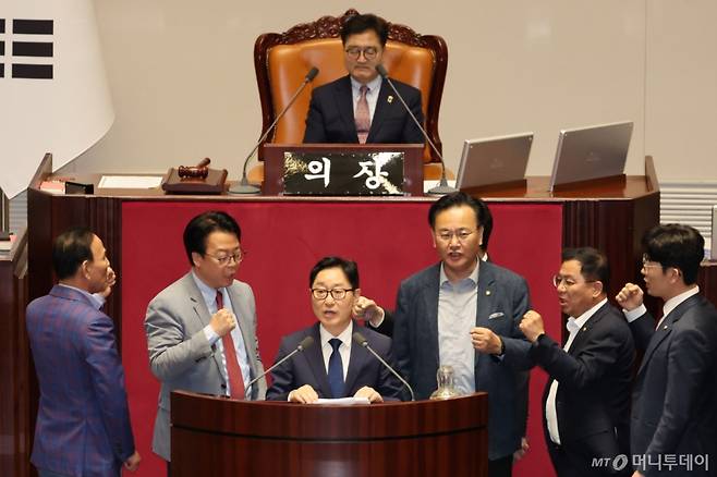 [서울=뉴시스] 권창회 기자 = 1일 서울 여의도 국회에서 열린 제424회 국회(임시회) 제7차 본회의에서 국민의힘 의원들이 최상목 탄핵소추안 상정에 반발하며 우원식 국회의장을 찾아가 규탄하고 있는 와중 박범계 더불어민주당 의원이 제안설명을 하고 있다. 2025.05.01. kch0523@newsis.com /사진=권창회