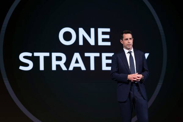 로빈 콜건 JLR 코리아 대표가 고객 신뢰 강화를 위한 '원(ONE)' 전략을 발표하고 있다.