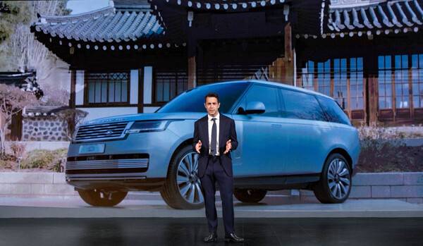 로빈 콜건 JLR 코리아 대표가 고객 신뢰 강화를 위한 '원(ONE)' 전략을 발표하고 있다.