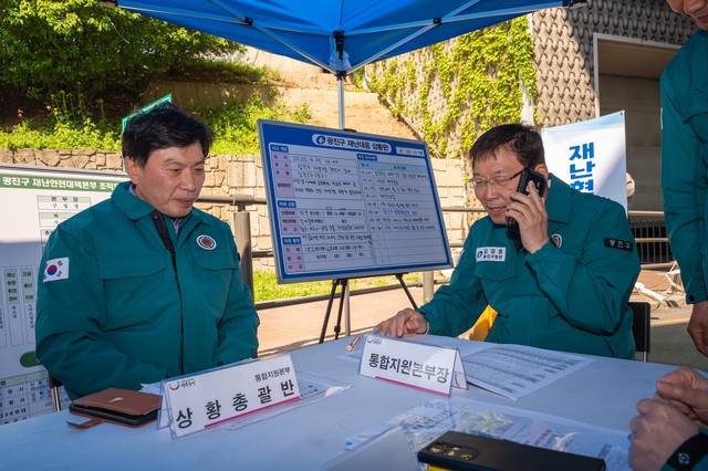 김경호(오른쪽) 서울 광진구청장이 지난달 29일 노유나들목에서 진행된 육감문 개폐훈련에서 현장통합지원본부장으로서 상황을 보고받고 있다. 광진구청 제공