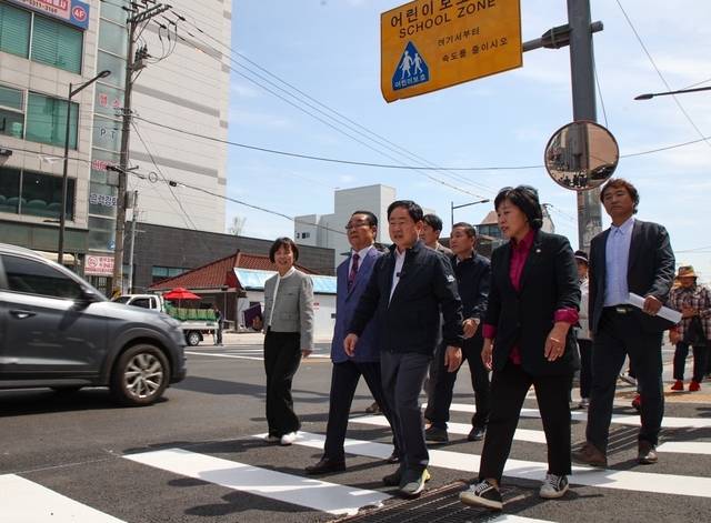 주광덕 남양주시장이 지난달 23일 지역 주민들과 함께 퇴계원 도시계획도로 확장공사 현장을 걷고 있다. 남양주시 제공