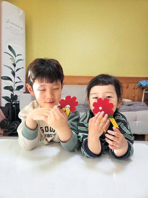 천사들의 선물… 2023년 심장 이식 수술을 받은 김주아(4·오른쪽) 양이 오빠 김주호(6·왼쪽) 군과 기증자 유가족에게 선물할 카네이션을 만들고 있다.    김재겸 씨 제공
