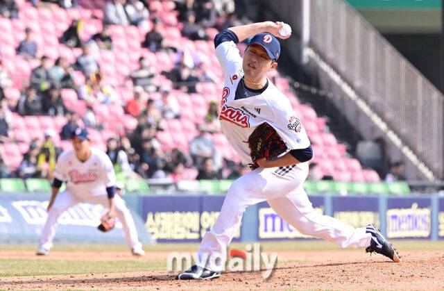 2025년 3월 14일 오후 서울 잠실야구장에서 2025 신한 SOL뱅크 KBO 리그 시범경기 KIA 타이거즈와 두산 베어스의 경기가 열렸다. 두산 홍건희가 7회초 구원등판해 역투하고 있다./마이데일리