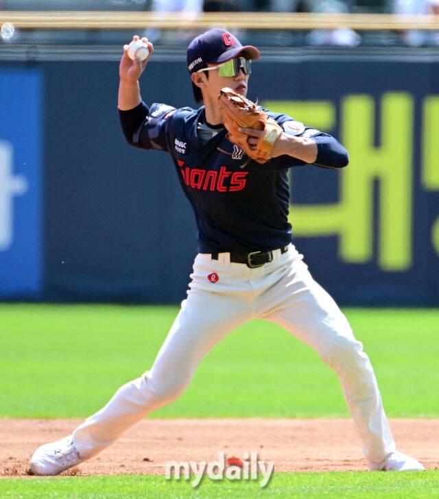 ㅍ2025년 4월 26일 오후 서울 잠실구장에 진행된 '2025 신한 SOL뱅크 KBO 리그' 롯데 자이언츠와 두산 베어스의 경기. 롯데 유격수 전민재가 1회말 두산 선두타자 정수빈 타구를 잡고 1루로 송구하고 있다./마이데일리