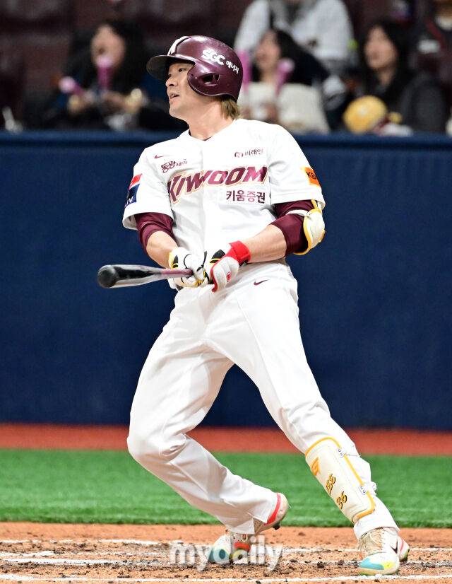 2024년 4월 7일 오후 서울 고척스카이돔에서 '2024 신한 SOL Bank KBO리그' 한화 이글스와 키움 히어로즈의 경기가 열렸다. 키움 이형종이 타격하고 있다./마이데일리