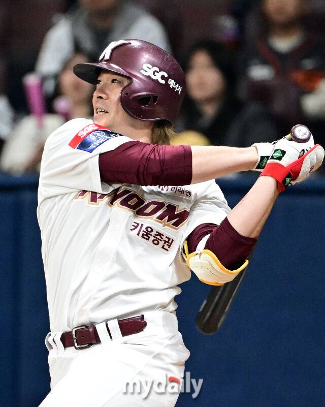 2024년 4월 7일 오후 서울 고척스카이돔에서 '2024 신한 SOL Bank KBO리그' 한화 이글스와 키움 히어로즈의 경기가 열렸다. 키움 이형종이 타격하고 있다./마이데일리