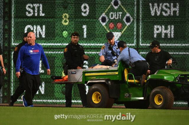 PNC파크에서 추락한 팬이 병원으로 이송되고 있다./게티이미지코리아
