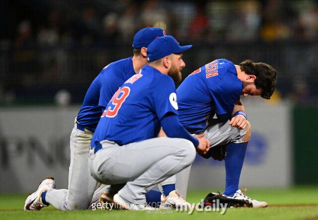 무릎을 꿇고 팬이 무사하기를 바라고 있는 시카고 컵스 선수단./게티이미지코리아