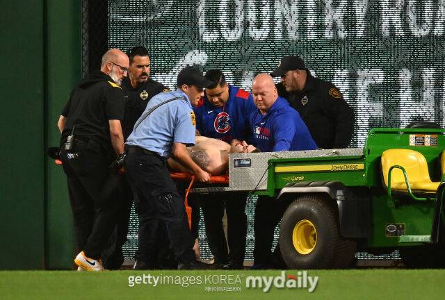 PNC파크에서 추락한 팬이 병원으로 이송되고 있다./게티이미지코리아