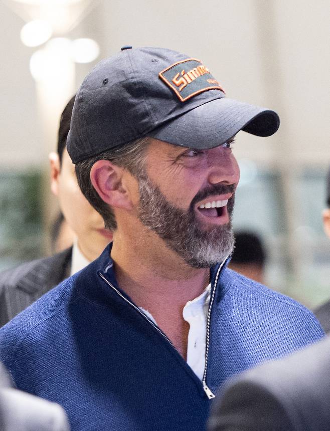 도널드 트럼프 미국 대통령의 장남 트럼프 주니어가 국내 재계총수와의 면담을 마친 후 30일 인천국제공항을 통해 출국하고 있다. [공동취재]