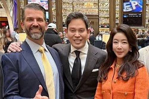 정용진 신세계그룹 회장과 부인 한지희 여사가 지난 1월 18일(현지시간) 미국 워싱턴DC에서 트럼프 주니어를 만나고 있다. [신세계그룹 제공]