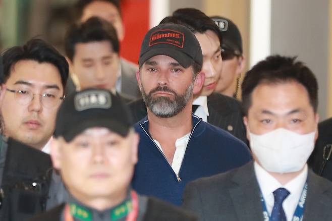 도널드 트럼프 미국 대통령의 장남 트럼프 주니어가 국내 재계총수와의 면담을 마친 후 30일 인천국제공항을 통해 출국하고 있다. [연합]