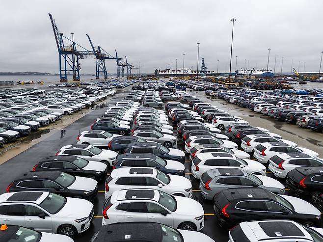 미국 메릴랜드주 볼티모어항에서 볼보그룹의 신차들이 운송을 기다리고 있다. [EPA]