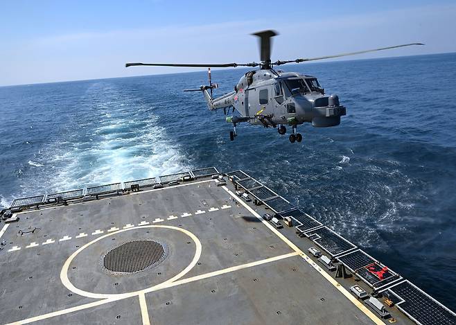 해군은 4월 28일부터 5월 1일까지 서해와 남해에서 압도적인 군사대비태세 확립과 필승의 전투의지 고양을 위해 함대종합전투훈련을 실시했다. 해군3함대 해상작전헬기(Lynx)가 29일 광주함(FFG-Ⅰ·2500t)에서 이함하고 있다. [해군 제공]