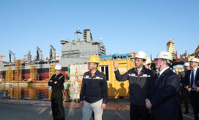 존 필린(앞줄 오른쪽 첫 번째) 미 해군성 장관과 김동관(앞줄 오른쪽 두 번째) 한화그룹 부회장이 한화오션 거제사업장에서 ‘유콘’함 정비 현장을 둘러보고 있다.  [한화오션 제공]