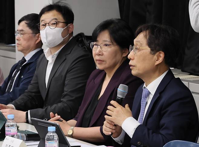 교육부와 대학 총장·의대 학장의 간곡한 ‘수업 복귀 호소’에도 의대생들은 돌아오지 않았다. 정부와 대학은 유급 사태 이후 발생할 24·25·26 학번이 모두 수업을 듣는 ‘트리플링’ 대책 마련에 돌입했다. 30일 서울 종로구 서울대학교 치과병원에서 열린 교육부-의대학장단 간담회에서 이종태 한국의과대학·의학전문대학원협회 이사장이 발언하고 있다. [연합]