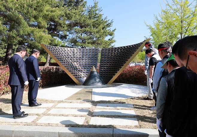 김두겸 울산시장(왼쪽 앞)과 노동계 관계들이 지난달 30일 ‘울산 산재희생자 위령탑’을 제막한 뒤 묵념으로 희생자들을 기리고 있다. [울산시 제공]