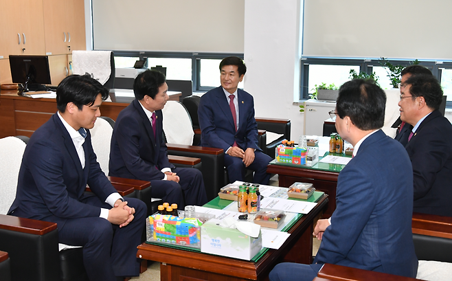 부산·경남행정통합특별위원회가 1일 경남도의회에서 차담을 가졌다. [부산시의회 제공]