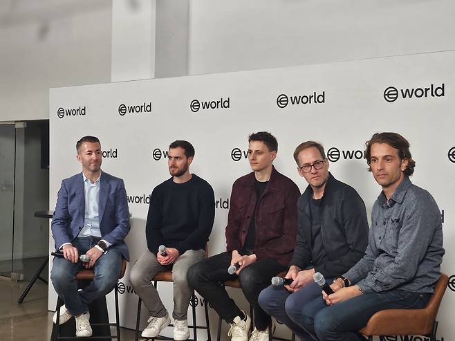 30일(현지시간) 미국 샌프란시스코에서 열린 TFH ‘At Last’ 행사에 참여한 알렉스 블라니아(왼쪽에서 세 번째) TFH 최고경영자(CEO)가 관계자들과 함께 기념 촬영을 하고 있다.[샌프란시스코=김광우 기자]