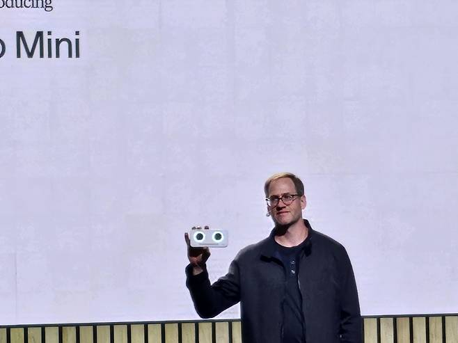 30일(현지시간) 미국 샌프란시스코에서 열린 TFH ‘At Last’ 행사에서 TFH 관계자가 새로운 인증 기기 미니 오브에 대해 발언하고 있다.[샌프란시스코=김광우 기자]