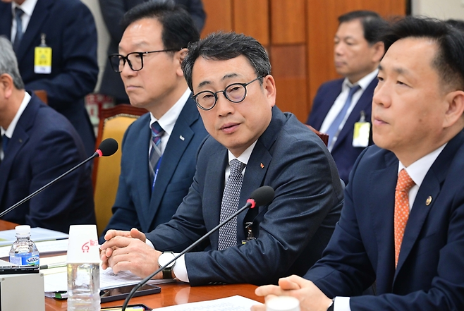 유영상 SK텔레콤 대표이사가 30일 국회 과학기술정보방송통신위원회의에서 열린 방송·통신 분야 청문회에 참석해 자리에 앉아 있다. [이상섭 기자]