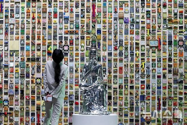 [서울=뉴시스] 박진희 기자 = 국립현대미술관은 30일 서울 종로구 국립현대미술관 서울에서 MMCA 서울 상설전 '한국현대미술 하이라이트' 언론공개회를 갖고 강익중 작가의 작품 '삼라만상'을 소개하고 있다. 이번 전시는 서울관 개관 이래 대표 소장품만을 선보이는 첫 상설전이다. 2025.04.30. pak7130@newsis.com