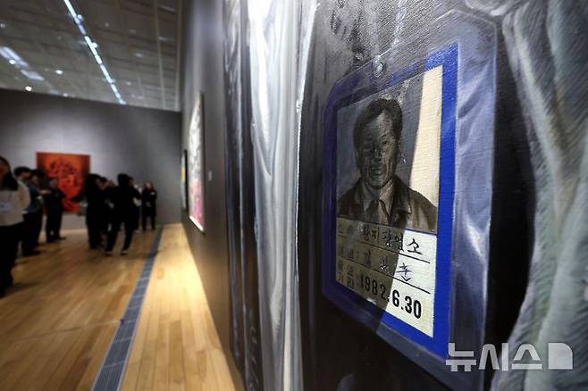 [서울=뉴시스] 박진희 기자 = 국립현대미술관은 30일 서울 종로구 국립현대미술관 서울에서 MMCA 서울 상설전 '한국현대미술 하이라이트' 언론공개회를 갖고 이건희컬렉션 9점을 포함하여 1960년대에서 2010년대에 이르는 한국현대미술 대표작 86점을 엄선하여 소개하고 있다. 이번 전시는 서울관 개관 이래 대표 소장품만을 선보이는 첫 상설전이다. 2025.04.30. pak7130@newsis.com