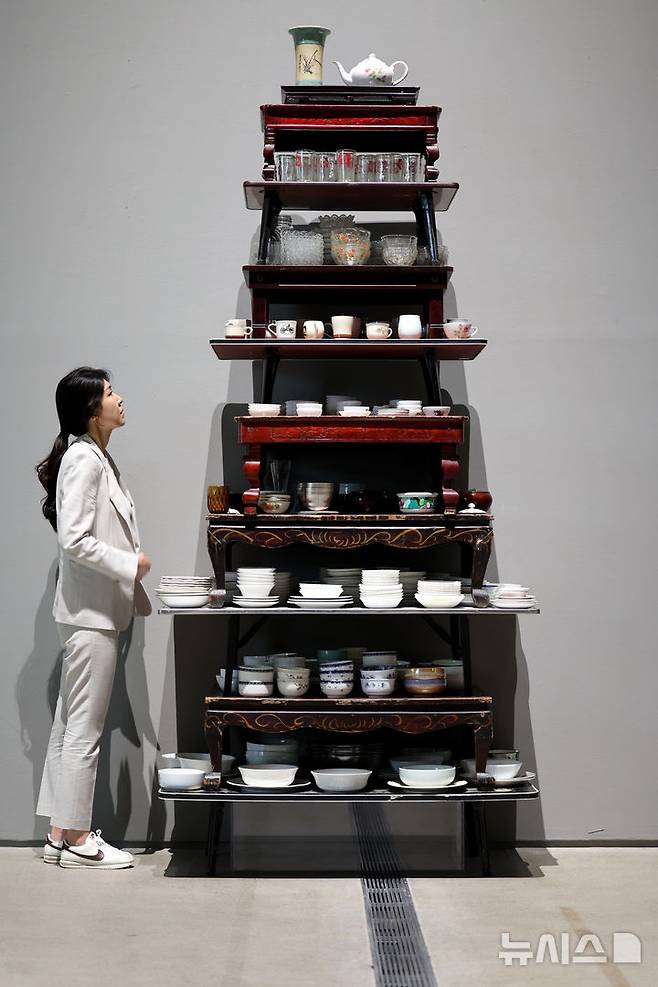 [서울=뉴시스] 박진희 기자 = 국립현대미술관은 30일 서울 종로구 국립현대미술관 서울에서 MMCA 서울 상설전 '한국현대미술 하이라이트' 언론공개회를 갖고 최정화 작가의 작품 '꽃의 향연'을 소개하고 있다. 이번 전시는 서울관 개관 이래 대표 소장품만을 선보이는 첫 상설전이다. 2025.04.30. pak7130@newsis.com