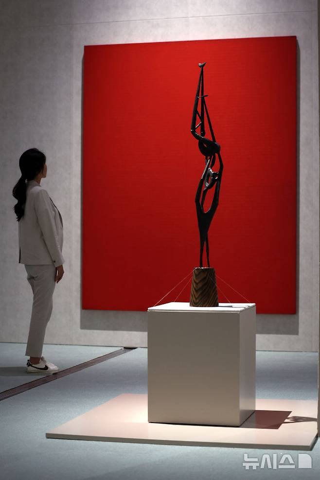 [서울=뉴시스] 박진희 기자 = 국립현대미술관은 30일 서울 종로구 국립현대미술관 서울에서 MMCA 서울 상설전 '한국현대미술 하이라이트' 언론공개회를 갖고 이건희컬렉션 9점을 포함하여 1960년대에서 2010년대에 이르는 한국현대미술 대표작 86점을 엄선하여 소개하고 있다. 이번 전시는 서울관 개관 이래 대표 소장품만을 선보이는 첫 상설전이다. 2025.04.30. pak7130@newsis.com