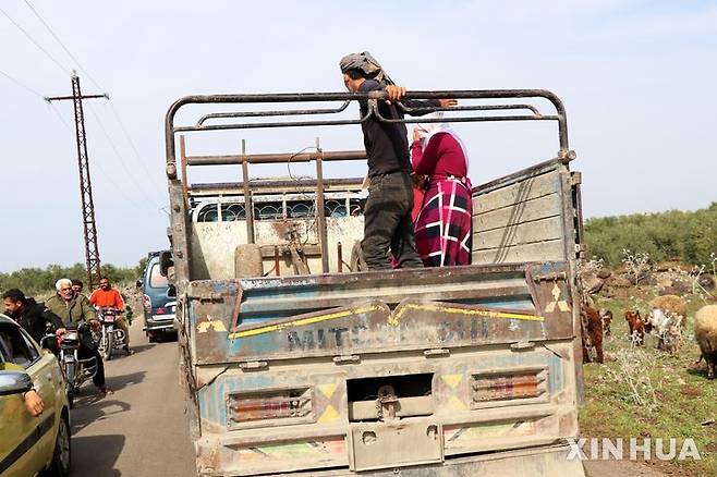 [다라=신화/뉴시스] 시리아 남부 다라에 있는 코아이야 마을 주민들이 트럭과 오토바이 등을 타고 이스라엘 공습으로부터 서둘러 대피하고 있다. 자료사진. 2025.03.26