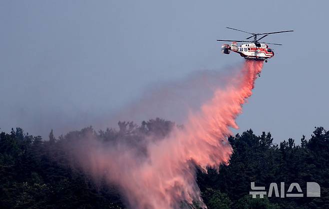 [대구=뉴시스] 이무열 기자 = 대구 북구 함지산 산불 이틀째인 29일 대구 북구 산불 현장에서 헬기가 진화작업을 하고 있다. 2025.04.29. lmy@newsis.com