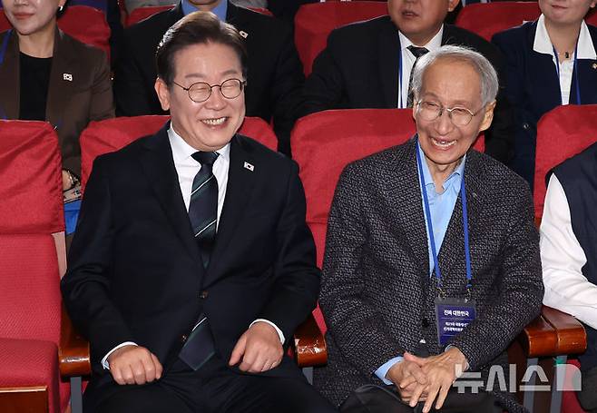 [서울=뉴시스] 조성우 기자 = 이재명(왼쪽) 더불어민주당 대선후보가 30일 오후 서울 여의도 국회 의원회관에서 열린 더불어민주당 제21대 대통령선거 '진짜 대한민국' 중앙선거대책위원회 출범식에서 윤여준 상임총괄선거대책위원장과 대화하고 있다. 2025.04.30. xconfind@newsis.com