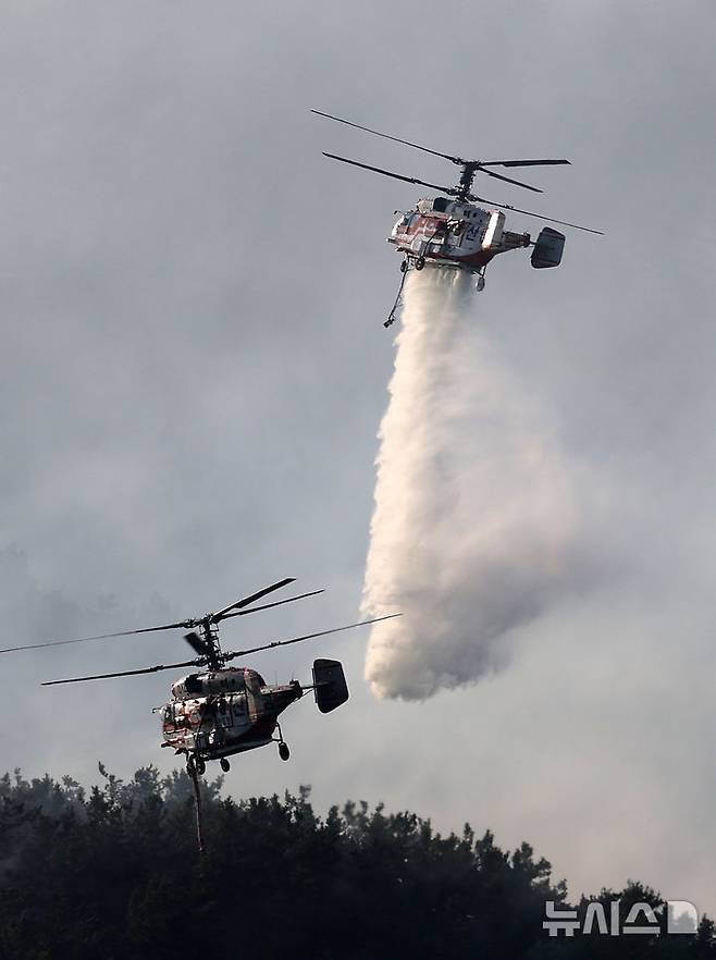 [대구=뉴시스] 이무열 기자 = 대구 북구 함지산 산불이 재발화한 30일 오후 대구 북구 산불 현장에서 헬기가 진화작업을 하고 있다. 2025.04.30. lmy@newsis.com