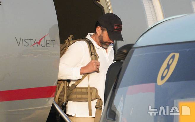 [서울=뉴시스] 공항사진기자단 = 도널드 트럼프 미국 대통령의 장남 트럼프 주니어가 29일 서울 강서구 김포공항에서 비행기에서 내리고 있다. 정용진 신세계그룹 회장의 초청으로 한국을 찾는 트럼프 주니어는 국내 주요 대기업 총수와 개별 면담을 가질 예정이다. 2025.04.29. photo@newsis.com