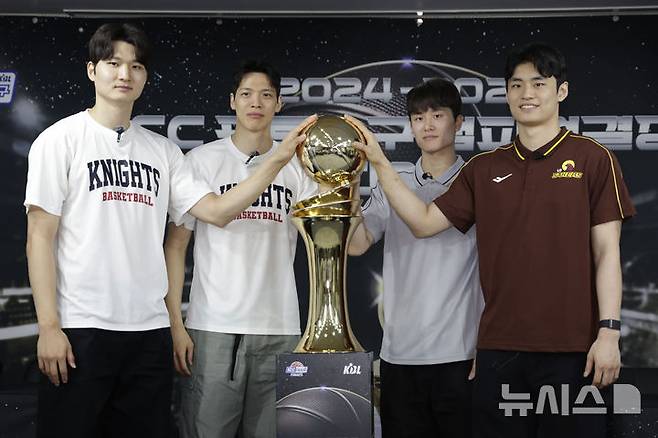 [서울=뉴시스] 최동준 기자 = 1일 서울 강남구 KBL센터에서 열린 2024-2025 KCC 프로농구 챔피언결정전 미디어데이에서 양팀 감독과 선수들이 기념촬영을 하고 있다.왼쪽부터 서울 SK 안영준, 김선형, 창원 LG 양준석, 유기상. 2025.05.01. photocdj@newsis.com