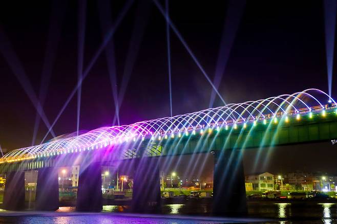 [강릉=뉴시스] 강릉 월화교 분수.(사진=강릉시 제공)photo@newsis.com *재판매 및 DB 금지