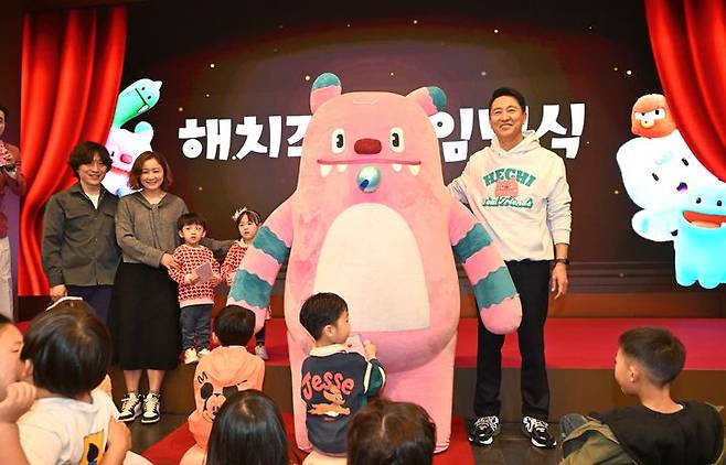 [서울=뉴시스] 오세훈 서울시장이 1일 서울시 캐릭터 '해치' 탄생 1주년 기념행사에 참석한 해치 팬클럽 '해치즈 1호' 가족과 기념사진을 촬영하고 있다. 2025.05.01 (사진 제공=서울시) photo@newsis.com *재판매 및 DB 금지